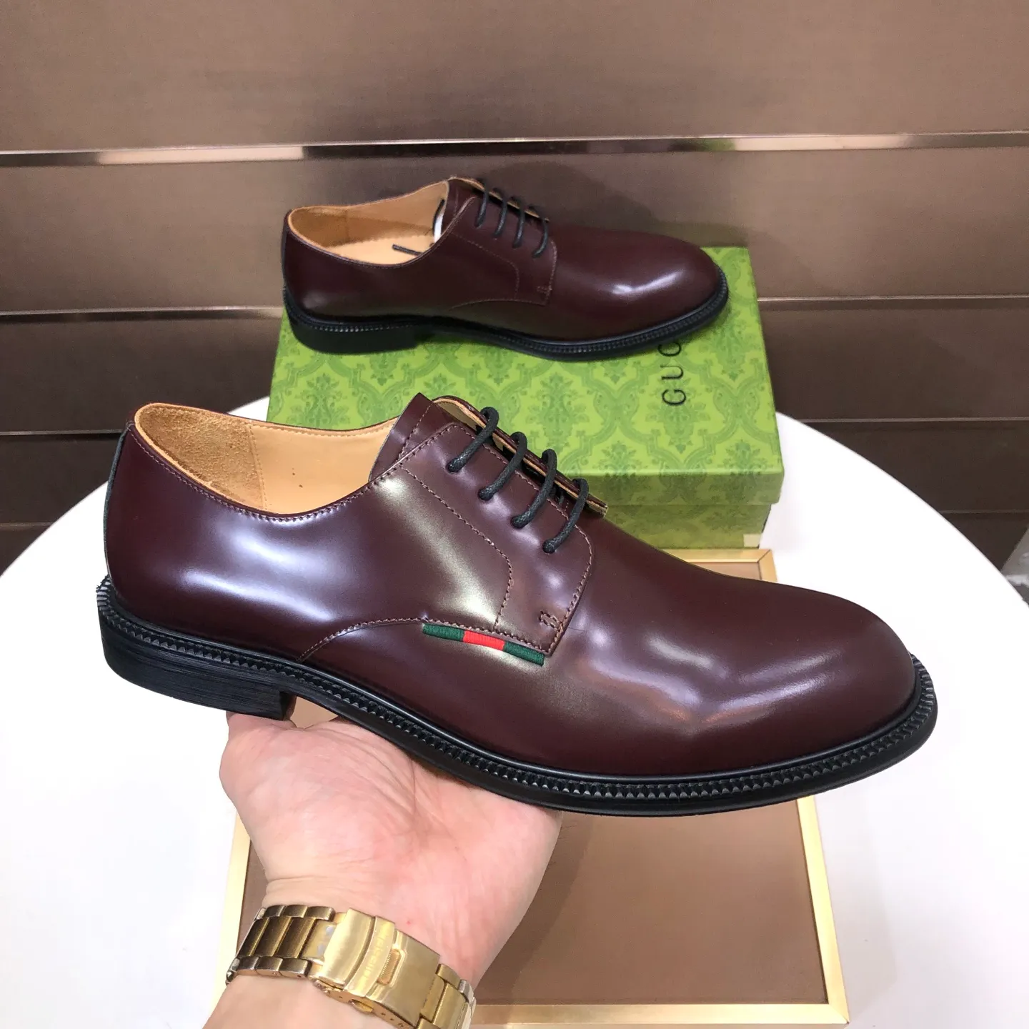 Factory batch 500💰Italy’s top luxury men’s shoe giant (GUCCI) (Gucci) (full cowhide lining) new arrival🍃Original European style🔰 Pleasant to the eye😍In order to make the shoes more durable and non-deformable🌀The production continues to follow traditional methods but there is still no lack of innovation💪The original sheepskin is selected for the leather♻️Smooth, natural and extra bright⭐Made of imported cowhide The rich man’s first choice 38-45 (45 customized)